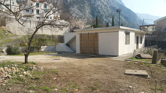 Zum Verkauf steht ein Haus mit großem Grundstück in Dobrota, — photo 35
